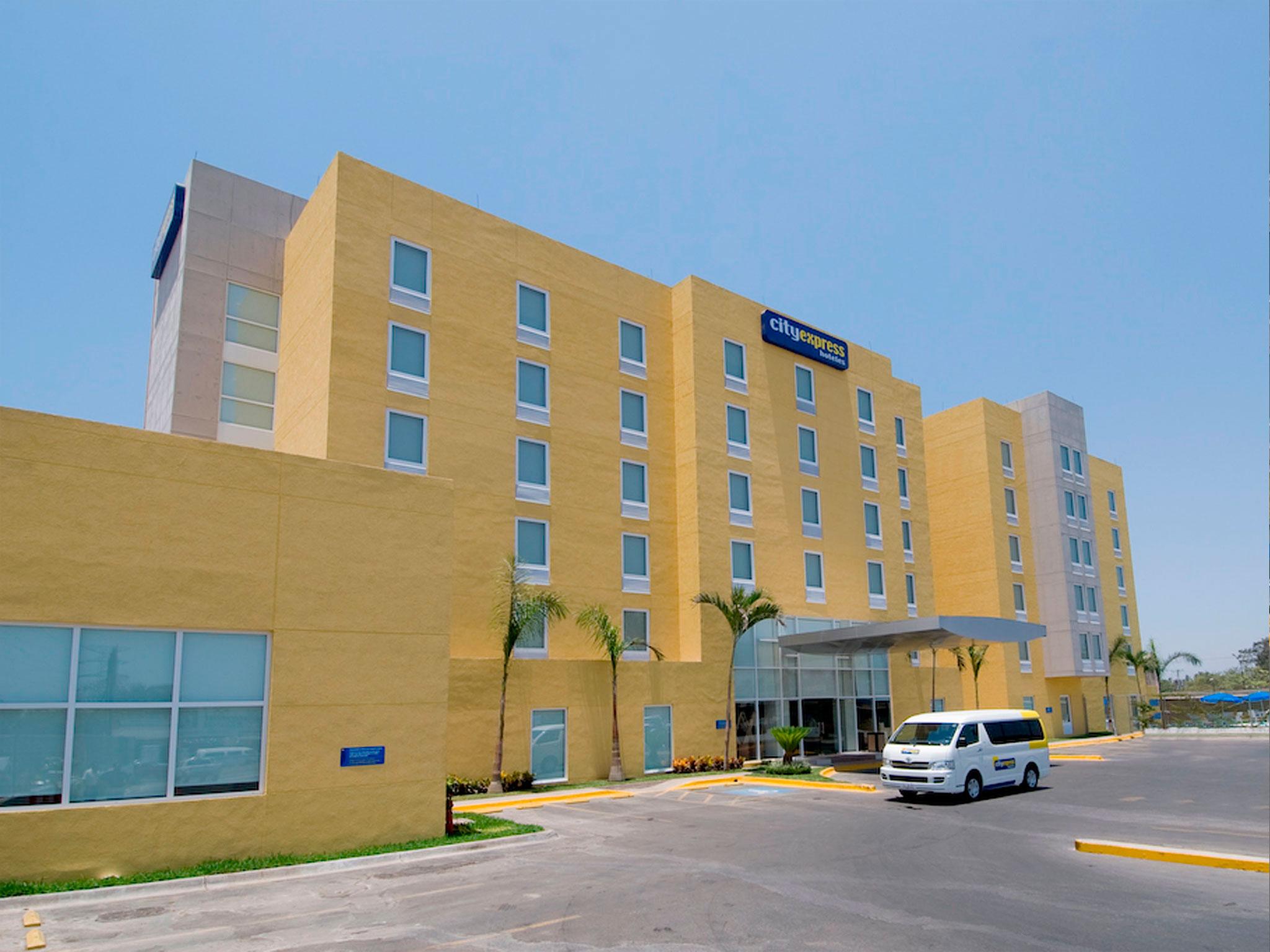 City Express By Marriott Lazaro Cardenas Экстерьер фото